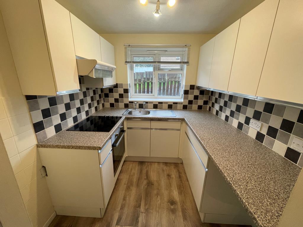 Lot: 75 - VACANT TWO-BEDROOM FLAT - Kitchen